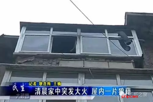 8月9日早，邯鄲新興大街青年路口，和平里小區(qū)16號(hào)樓2單元，一居民家中著火。消防官兵接警后，立即趕往現(xiàn)場(chǎng)，經(jīng)過(guò)消防隊(duì)員十多分鐘的搶救，大火被全部撲滅。不過(guò)所幸，無(wú)人員受傷，目前，起火原因還在調(diào)查中。
