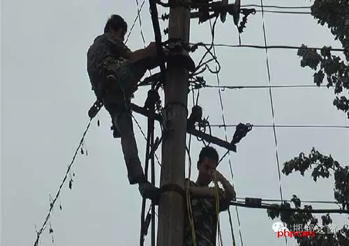 8月8日下午，邯臨路與高鐵橋交匯處北行200米燕莊村一名電工被困在電線桿上，急需救援。接到報(bào)警的邯鄲消防華澤路中隊(duì)立即趕赴現(xiàn)場(chǎng)，消防官兵到達(dá)現(xiàn)場(chǎng)后，經(jīng)了解得知，該男子是一名電工，在電線桿上作業(yè)時(shí)不慎被電擊傷，意識(shí)清醒，但其右腿和右臂無(wú)法用力，導(dǎo)致無(wú)法從電線桿上下來(lái)。消防官兵經(jīng)過(guò)半個(gè)小時(shí)的緊張營(yíng)救，最終將被困男子成功救下，并由現(xiàn)場(chǎng)120醫(yī)務(wù)人員送往醫(yī)院進(jìn)行救治。