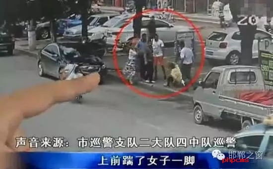 8月5日，市巡警支隊(duì)二大隊(duì)四中隊(duì)巡警在水廠路上巡邏時(shí)，突然一名神色慌張的男子攔下了警車，男子向巡警說(shuō)他的愛(ài)人被打了。巡警立即查看情況，發(fā)現(xiàn)一名約30歲的女子手捂腹部倒在便道上，巡警立即撥打了110和120。經(jīng)了解得知，受傷女子于某某已懷有兩個(gè)月身孕，于某某的丈夫與男子有經(jīng)濟(jì)糾紛，當(dāng)天男子找于某某的丈夫要錢(qián)，結(jié)果起了爭(zhēng)執(zhí)。巡警從醫(yī)院了解到于某某不幸流產(chǎn)。
