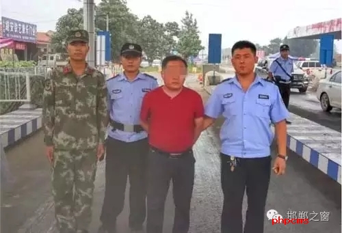 8月8日13時(shí)許，邯鄲大名李茂堤警務(wù)站民警，在一輛南樂(lè)開(kāi)往龍王廟的公共汽車上，查獲一名無(wú)身份證男子。該男子自稱是龍王廟鎮(zhèn)人，在民警詢問(wèn)下又改口稱是孫甘店鄉(xiāng)人，閃爍其詞、神色慌張。經(jīng)調(diào)查該男子叫朱某。于7月7日，在大名縣人民法院判決的一起民間借貸糾紛案中，犯罪嫌疑人朱某拒不履行法院判決。7月13日，大名縣公安局依法將該朱上網(wǎng)追逃。