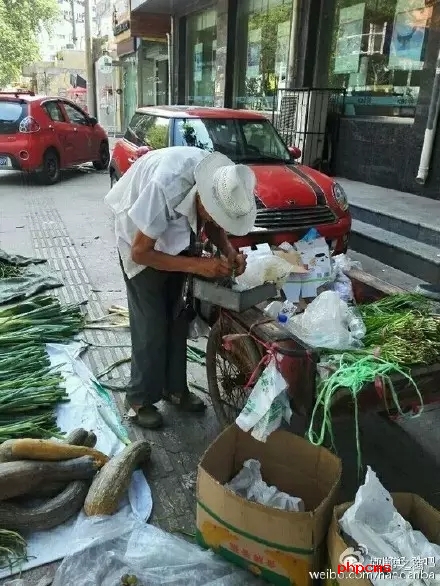 網(wǎng)友爆料：八十三歲，本該在家頤養(yǎng)天年，然而在光明大街水院路口卻有一位爺爺在酷暑烈日當(dāng)下賣菜和葡萄，如果有住在附近的小伙伴們，如果你正好想買菜，買葡萄，不妨去看看。