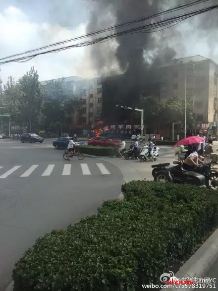 網(wǎng)友爆料：8月11日，邯鄲中華南大街和學(xué)院北路交叉口東南角，一飯店起火，消防官兵接警后緊急救援，目前起火原因不明。大家一定要注意用電用煤氣安全。