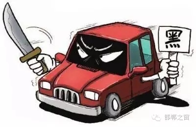 8月3日上午，公交分局接群眾報警稱，在汽車西站搭乘一輛白色奧拓(黑出租車)時，被該車司機(jī)持刀搶劫2600元。公交分局迅速組織警力現(xiàn)場勘查、走訪調(diào)查、調(diào)取天網(wǎng)監(jiān)控視頻、尋找嫌疑人蹤跡，經(jīng)大量工作，于次日凌晨6時許，辦案民警在復(fù)興區(qū)大乘寺附近發(fā)現(xiàn)嫌疑人的活動蹤跡。經(jīng)縝密布控，辦案民警在火車站一舉將犯罪嫌疑人張某某抓獲，犯罪嫌疑人張某某對持刀搶劫乘客的犯罪事實(shí)供認(rèn)不諱。