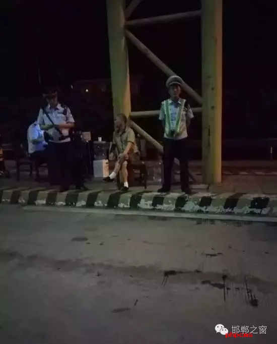8月9日晚，磁縣交警大隊林坦中隊民警在執(zhí)行勤務(wù)中，對一輛小型普通客車進(jìn)行例行檢查，該車司乘人員三人，其中兩名乘坐人員神情恍惚，非?？梢桑窬J(rèn)真核對每名人員信息，經(jīng)網(wǎng)上對比查詢，系統(tǒng)提示陳某某具有吸毒史。執(zhí)勤民警立即對該車進(jìn)行全面徹查，并對該車三名司乘人員做了尿檢，檢驗(yàn)結(jié)果兩名乘坐人員為陽性。最終，經(jīng)過細(xì)致盤問，周某某、陳某某對其吸毒事情供認(rèn)不諱。