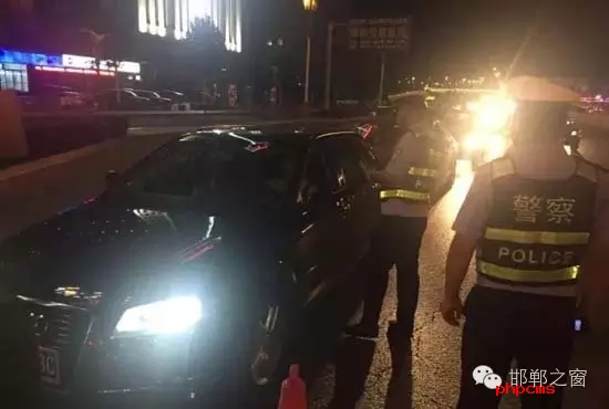 為保證奧運期間有一個良好的道路交通環(huán)境，針對疲勞駕駛、酒后駕駛等違法行為，邯鄲交警六大隊組織開展集中整治酒駕、醉駕專項行動。8月10日，交警六大隊出動警力130余名，出動警車15輛，設置執(zhí)勤卡點17處，從20時起至23時，在大隊轄區(qū)內(nèi)查獲了18個“酒鬼”以及涉牌涉證違法行為21起。當晚，在中華大街水廠路口，有一輛車為了逃避檢查，還試圖倒車逃跑。