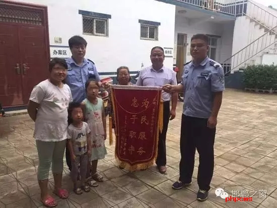 8月份，雞澤縣局店上派出所在開展入戶訪查工作中了解到，2011年，浮東三村村民孟某與外地女子唐某（云南省昭通市人）結(jié)婚，戶口沒有遷移，因是二婚，妻子唐某帶有的三個孩子也跟隨孟某生活，三個孩子均沒有戶口。不幸的是，其妻子唐某在2015年年底因車禍死亡，三個孩子無法取得醫(yī)學(xué)證明，就一直未能申報(bào)戶口。民警在獲悉此情況后，主動上門對這3個無戶口孩子進(jìn)行入戶調(diào)查，經(jīng)過一周的緊張工作，雞澤縣局店上派出所會同縣局戶政股為這3個孩子解決了戶口問題，最終將3個孩子的戶口頁交到孟某手中。