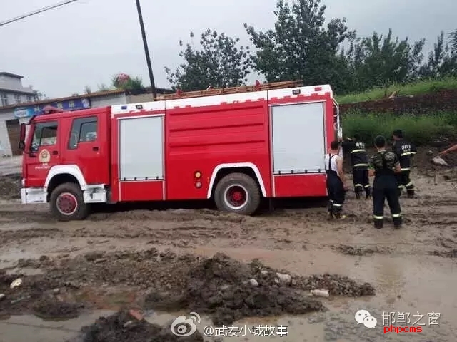 網(wǎng)友爆料：邯鄲武安永峰路康二城鎮(zhèn)南新莊路段，修路把以前路基挖了不修了，都倆個月了， 今天消防車急需救火陷如泥中出不來， 責(zé)任誰來擔(dān)？ 