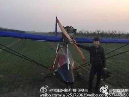 2月26日，邯鄲磁縣農(nóng)村小伙兒經(jīng)過客服種種困難，終于讓自己親手制造的飛機(jī)飛向了藍(lán)天。這已經(jīng)是第二次成功的試飛了，2016年1月份第一次試飛。小伙兒去年年底前已經(jīng)回來了，今年小伙兒又造了一臺，并且飛行比第一次要高很多，飛行時間也很長。