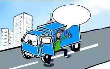 2月27日凌晨，邯鄲市一名男子套用其表哥A2駕駛證信息駕駛大貨車進(jìn)入市區(qū)，沒成想因為嘴角的一顆痣被交警看出破綻，不僅被公安機(jī)關(guān)依法行政拘留了15天，而且被罰款1500元。在事實面前，駕駛?cè)瞬坏貌怀姓J(rèn)自己無證，試圖用表哥的駕駛證蒙混過關(guān)。